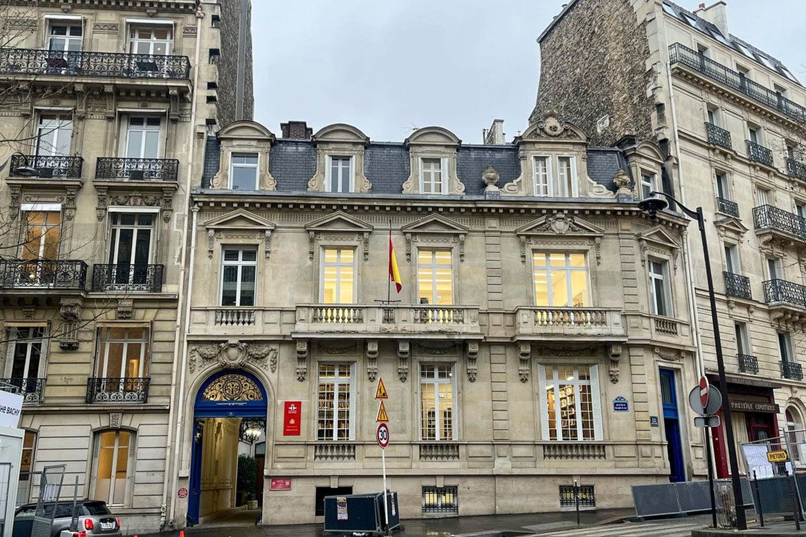 Abascal envía cartas al Gobierno, PNV e Instituto Cervantes para exigir la recuperación del palacete de París