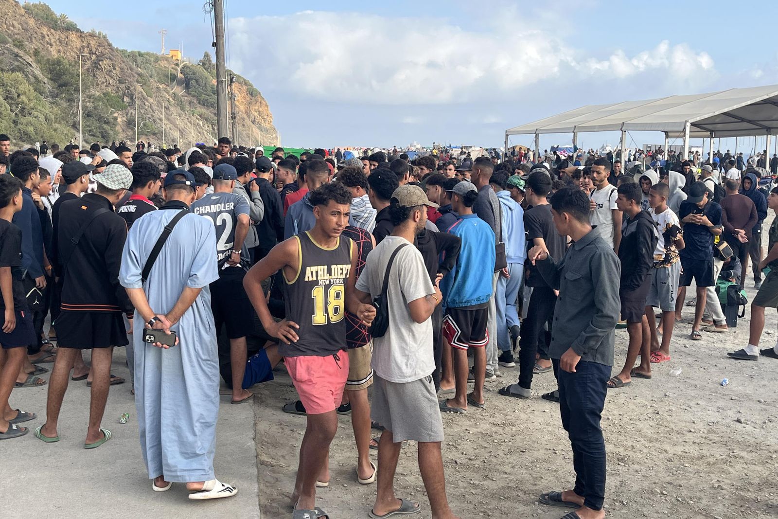 Inmigrantes que están asentados en los alrededores de la planta desaladora de la ciudad, en la playa Benítez,