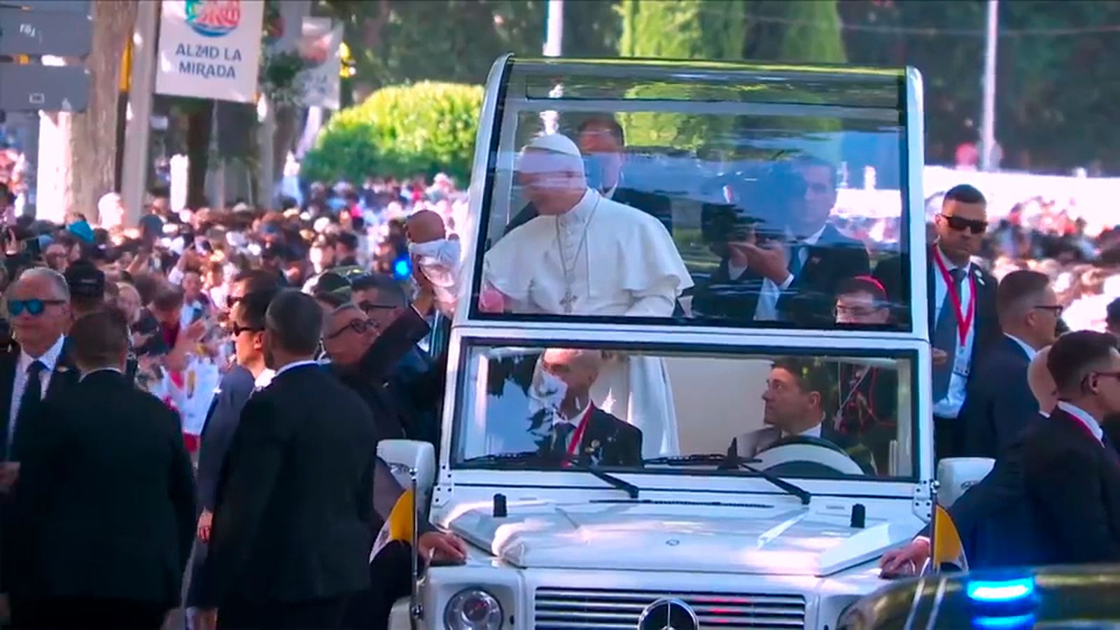 El papa llega en papamóvil a Cibeles para celebrar la multitudinaria misa