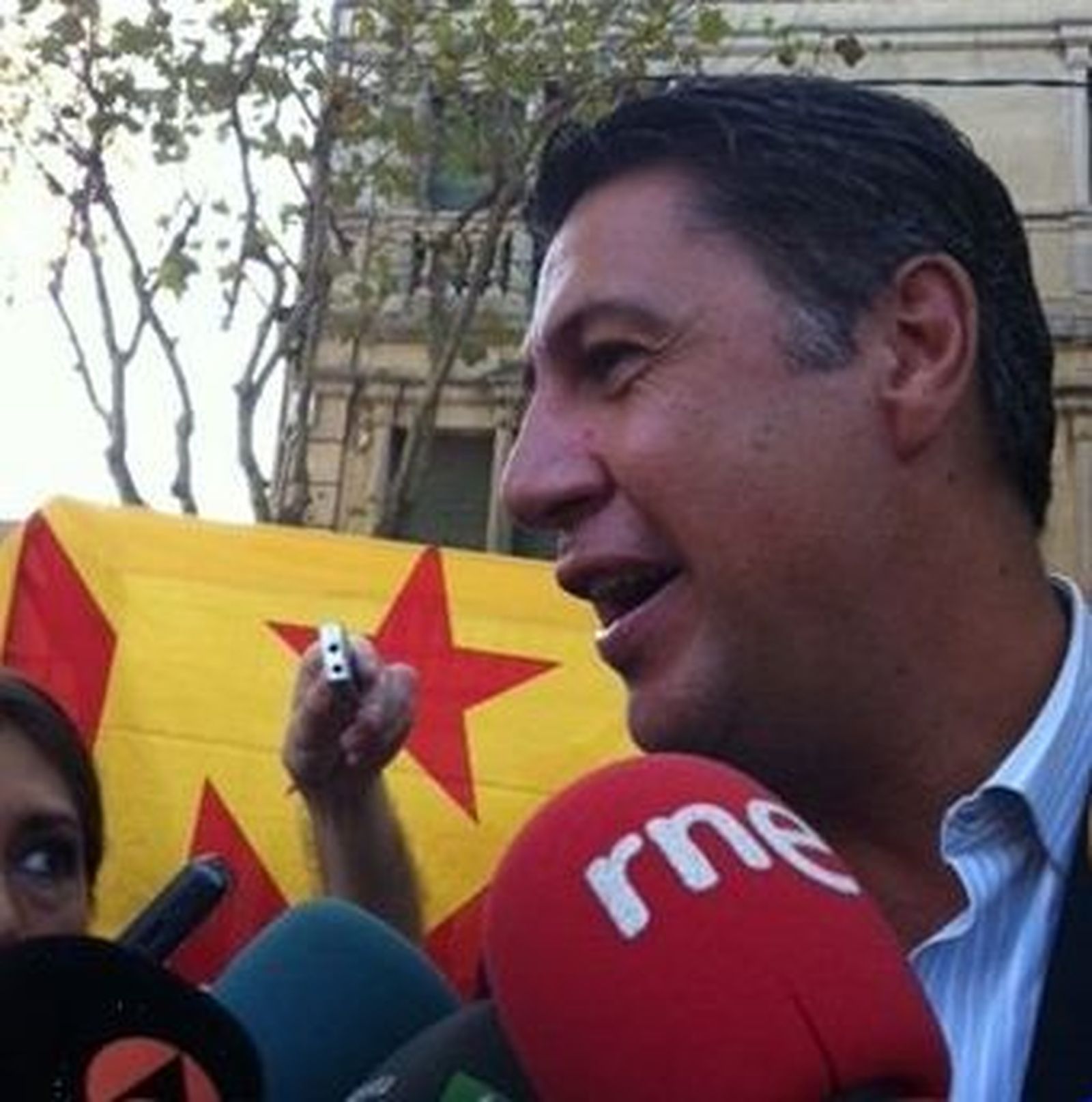 Albiol acude a la ofrenda de las asociaciones insultado por la multitud