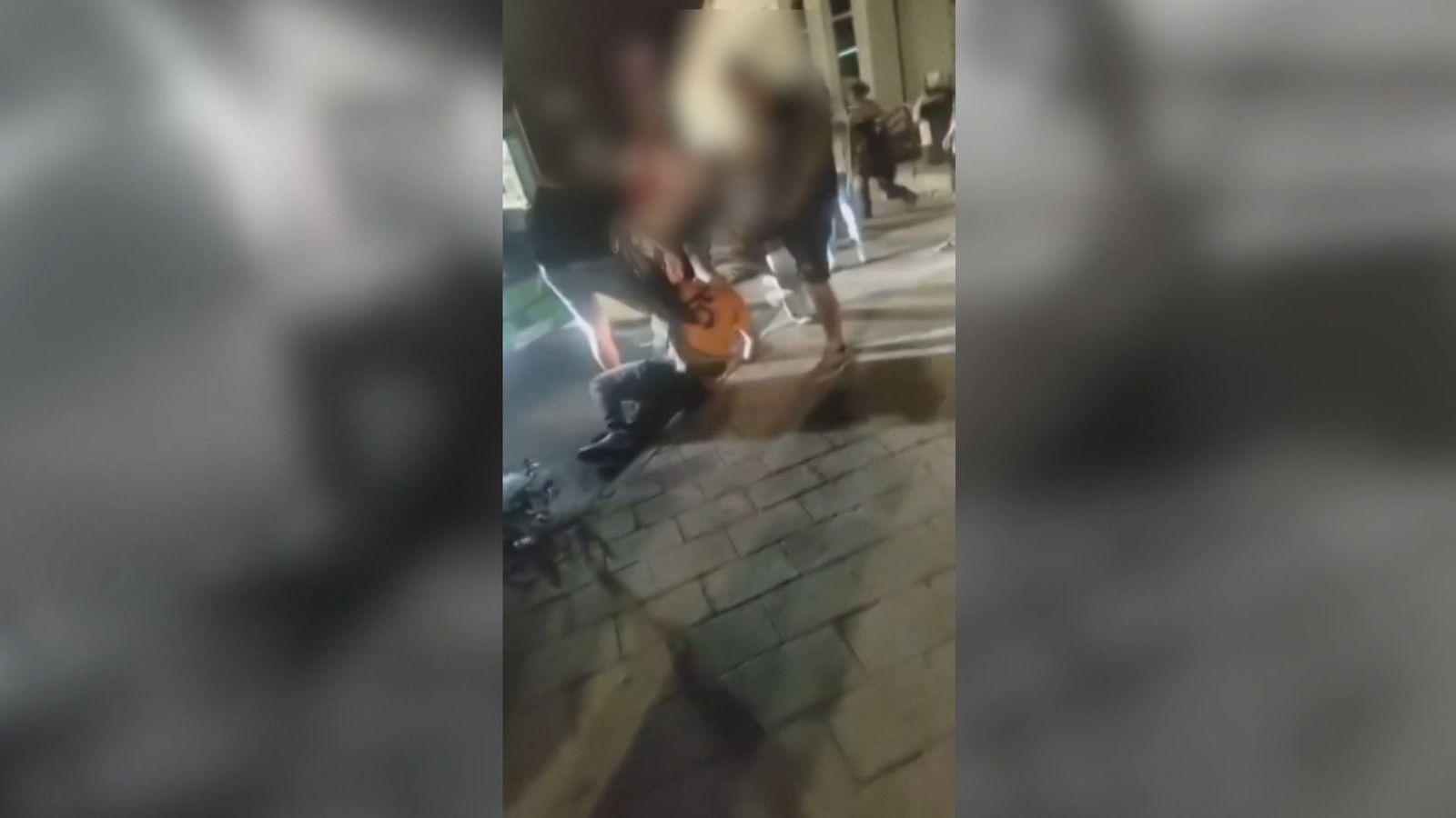 Brutal agresión a un joven a quien sacaron a golpes de un autobús en Moralzarzal