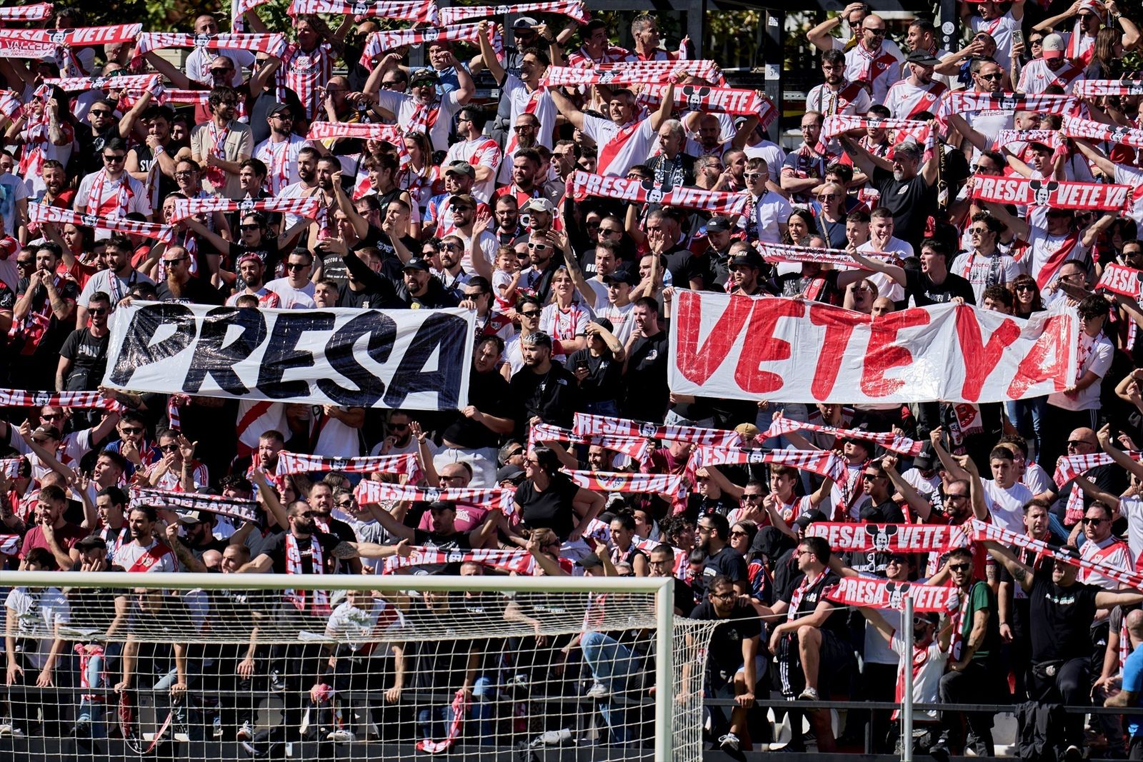 Aficionados del Rayo Vallecano muestran una pancarta pidiendo la dimisión del presidente del club, Raúl Martín Presa