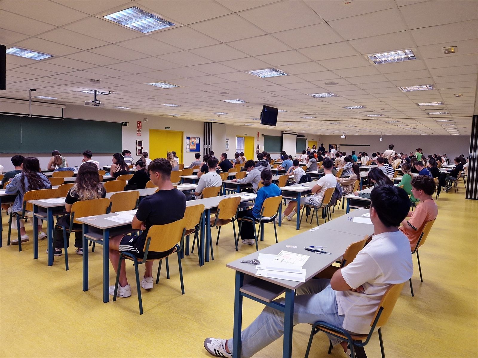 Alumnos examinándose en la EBAU 2023