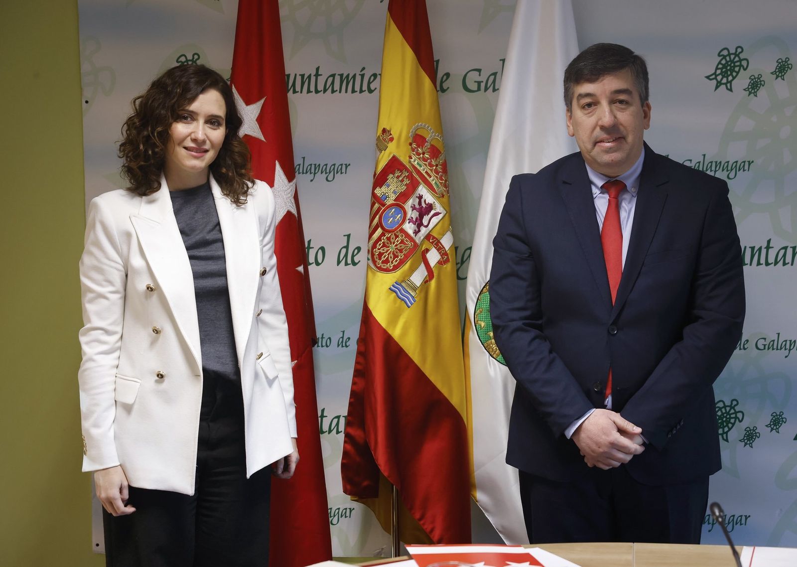 Isabel Díaz Ayuso con el alcalde de Galapagar