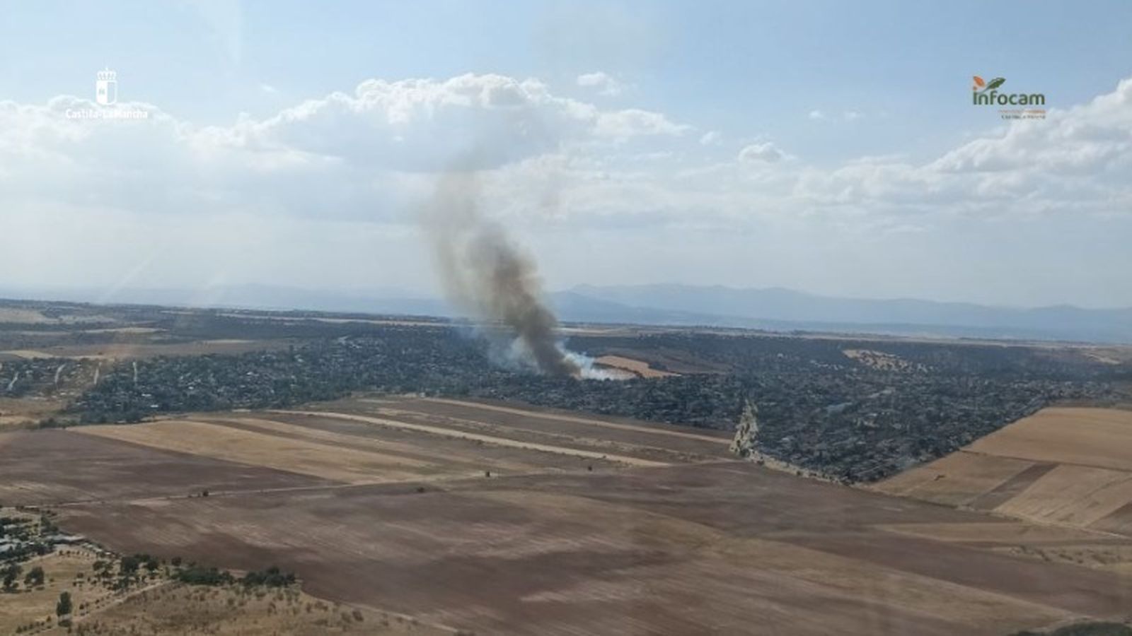 Columna de humo en una zona forestal de la localidad de Galápagos, en Guadalajara