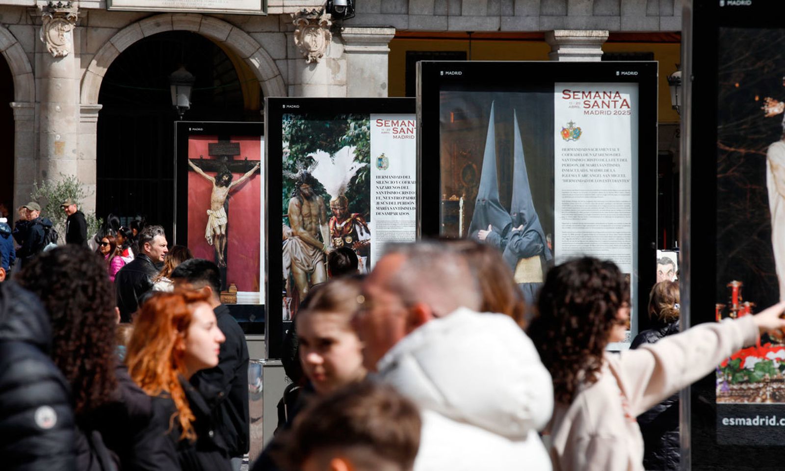 La plaza Mayor acoge una exposición sobre las hermandades y cofradías de Madrid