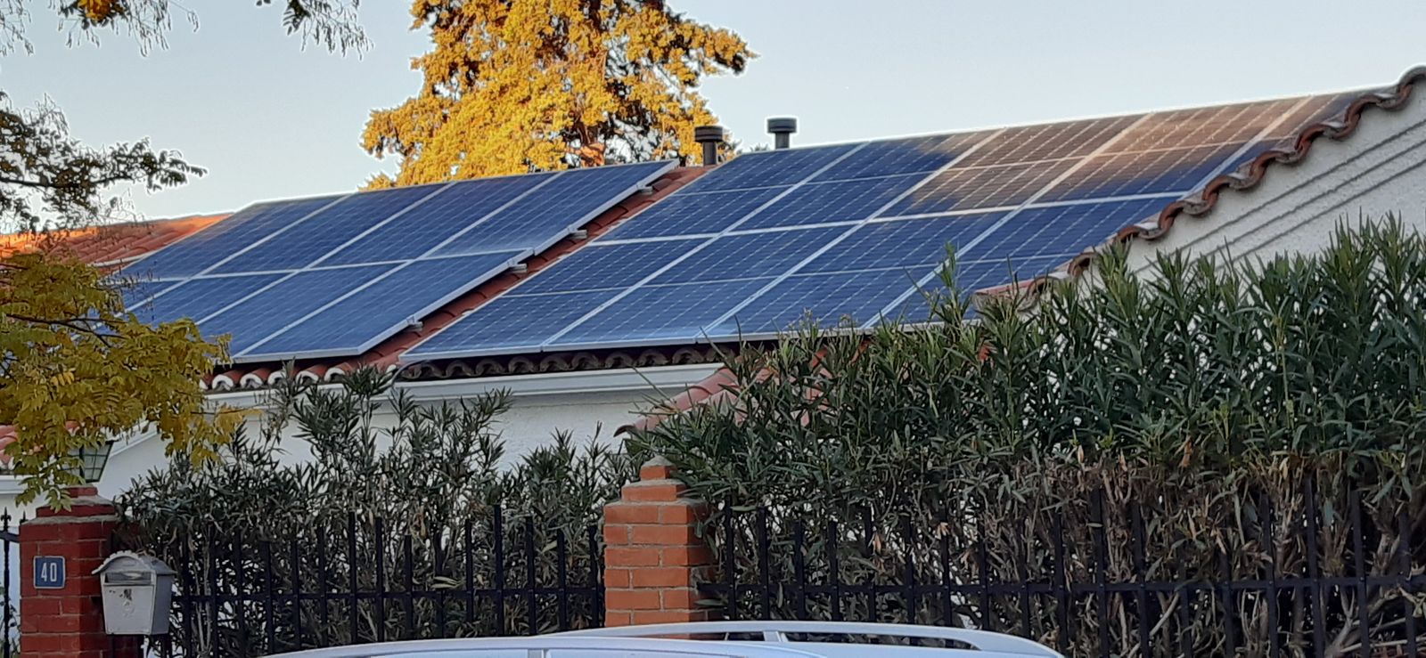 Placas solares en el tejado de una vivienda