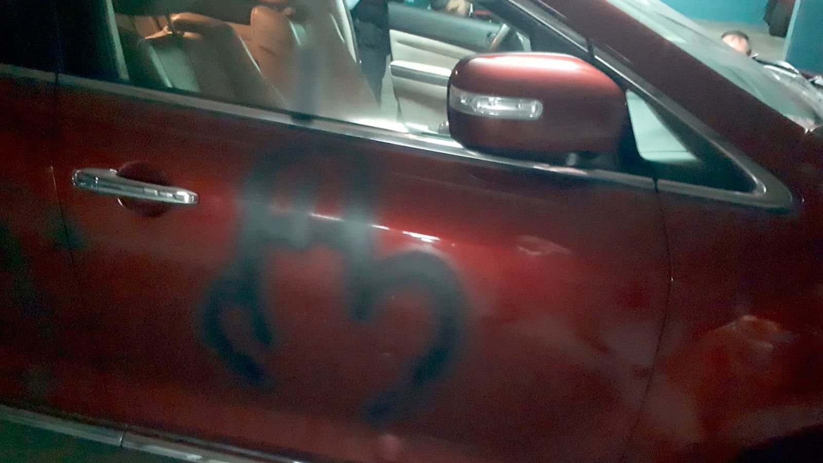 Pintan esvásticas en el coche del lider del PP catalán