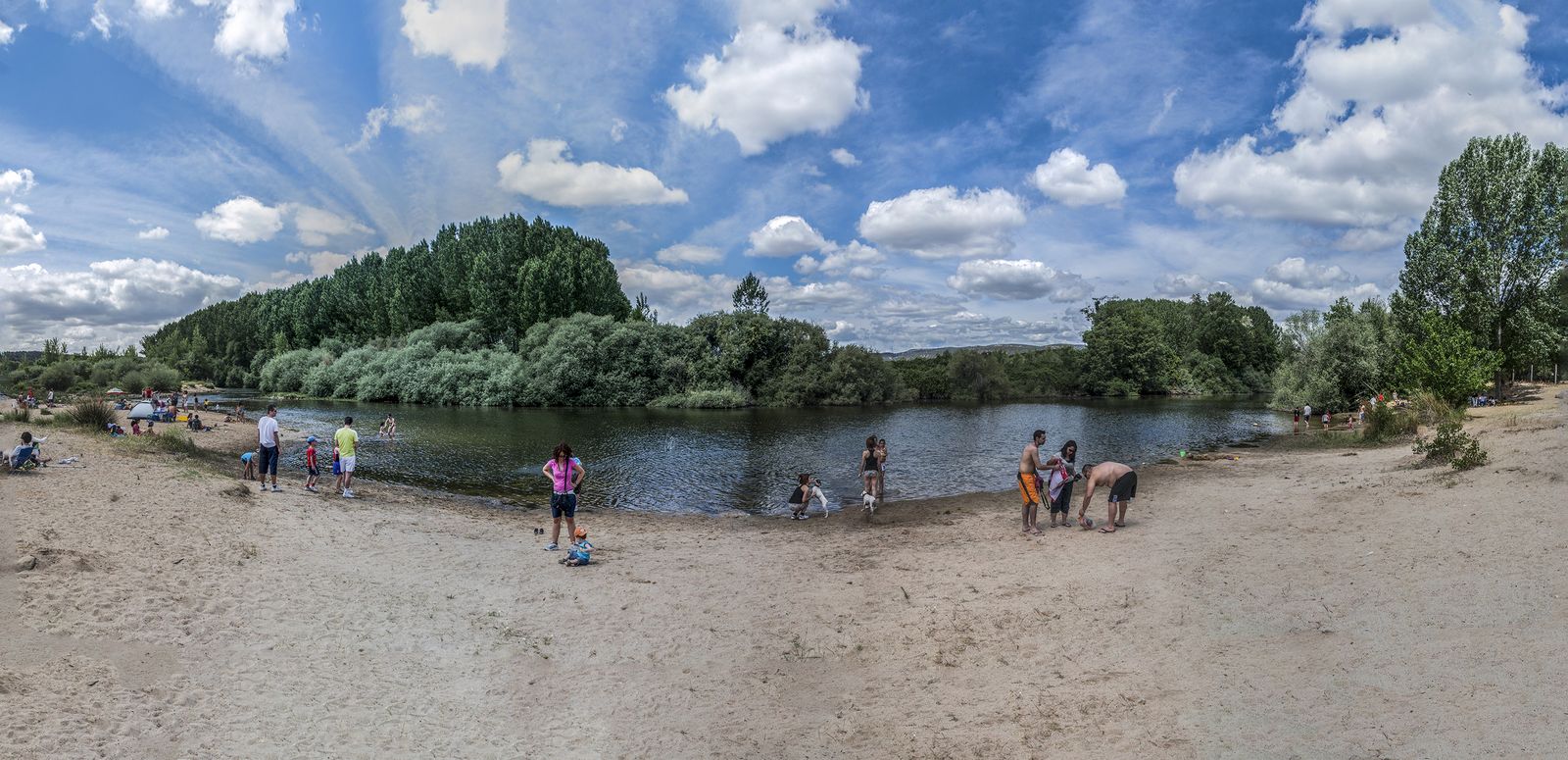 La Playa del Alberche es una de las más visitadas en nuestra Comunidad de Madrid durante todo el año. Encontrarás arena, merenderos y un lugar ideal para darse un baño y pasar un día de picnic fantástico. Está a tan solo 50 kilómetros de la capital, en el término municipal de Aldea del Fresno.