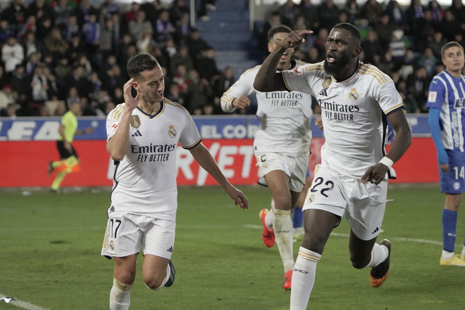 Lucas Vázquez celebra tras marcar ante el Alavés
