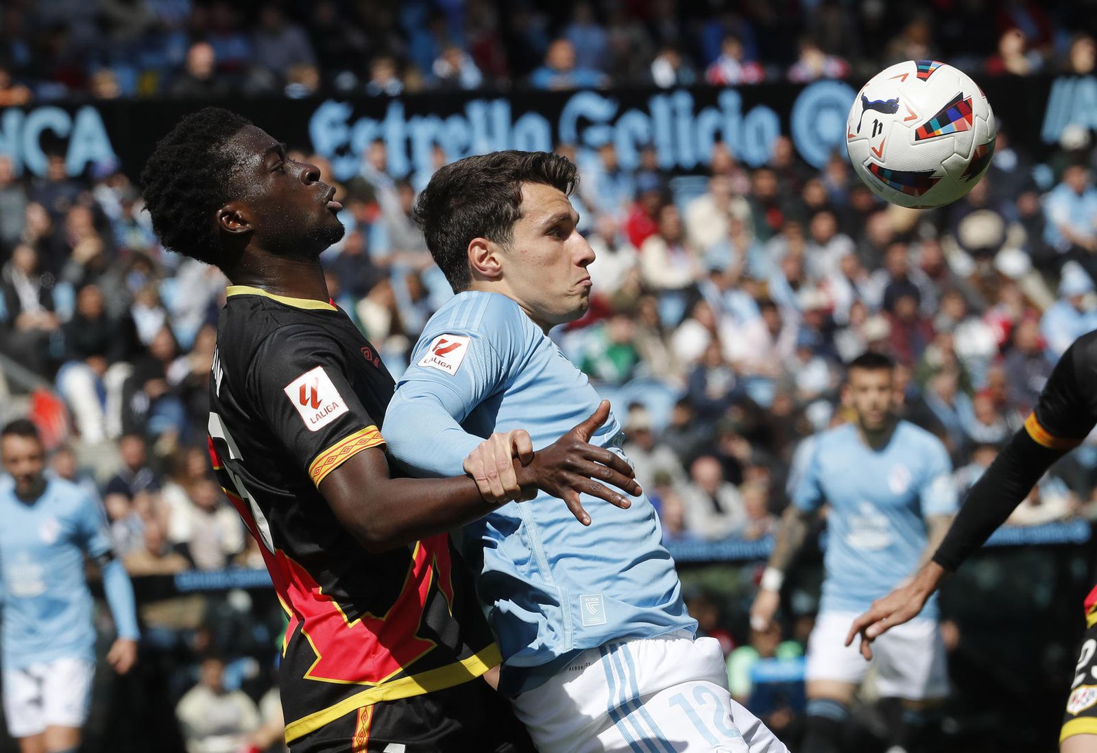 El rayista Mumin pugna con un jugador del Celta