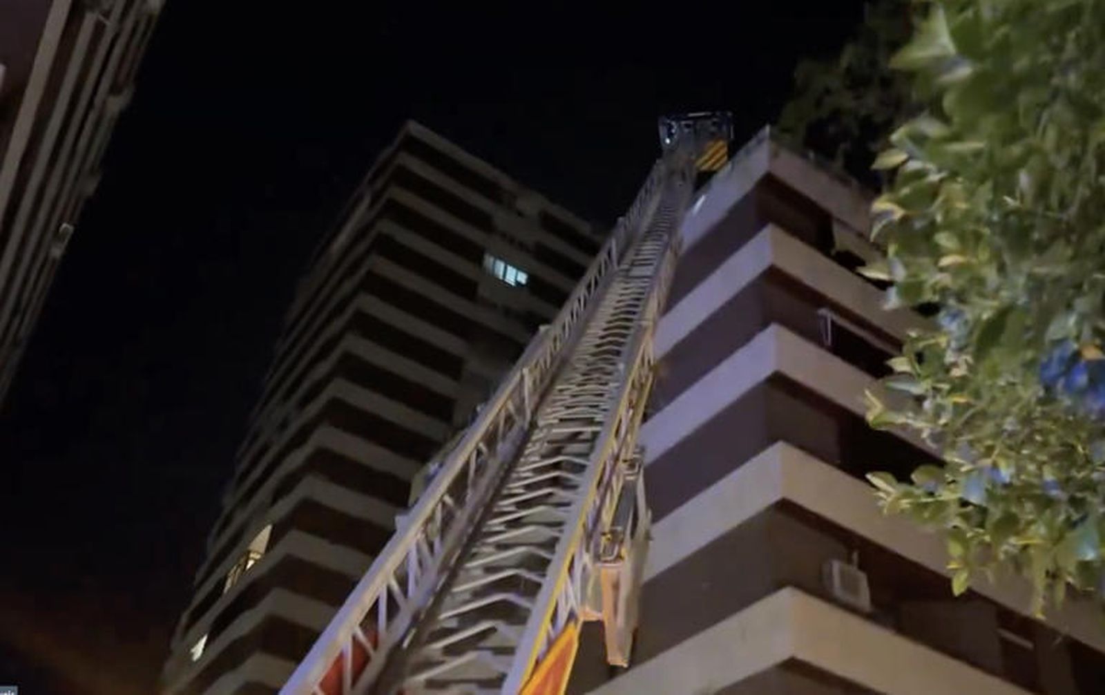 Cincos heridos leves en un incendio en la calle Gaztambide