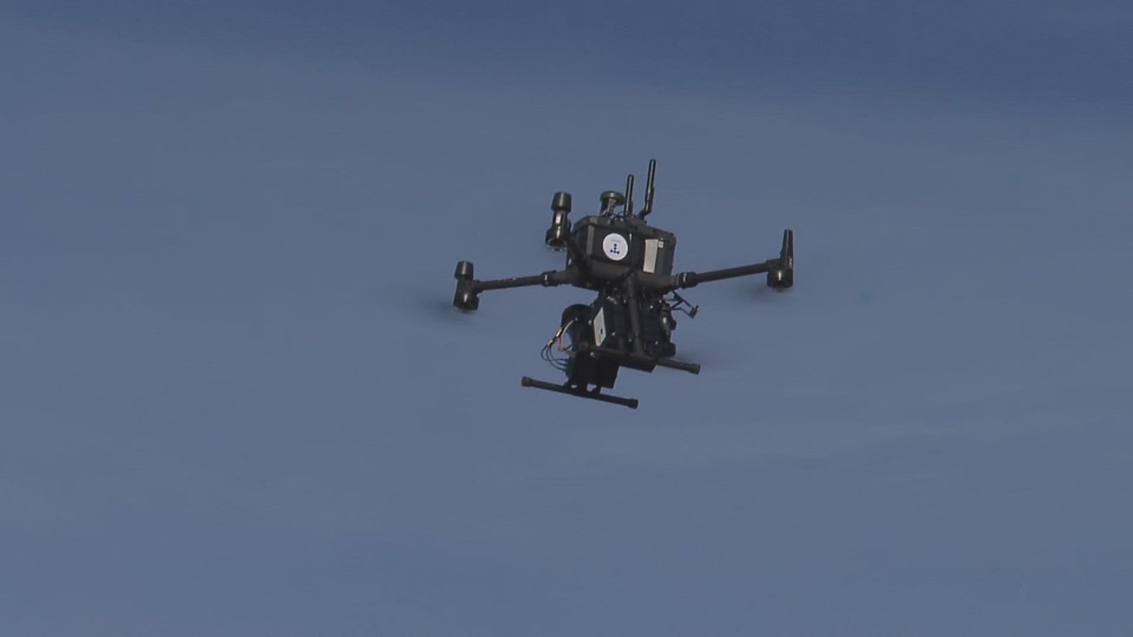 Así funcionan los drones 5G que te entregarán un paquete casi 'a domicilio' y pueden cederse el paso