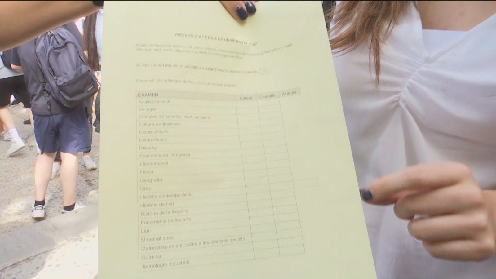Comienza la EvAU en Cataluña con polémica: 'invitan' a los alumnos a contestar en catalán