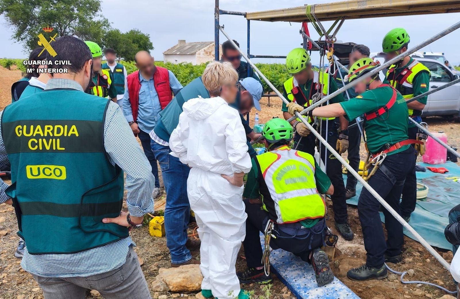Agentes de la Guardia Civil trabajan en el pozo en Manzanares donde se han hallado restos óseos