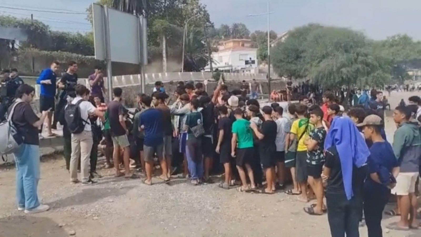 Un centenar de menores inmigrantes se concentran en Ceuta para reclamar su entrada en centros de acogida