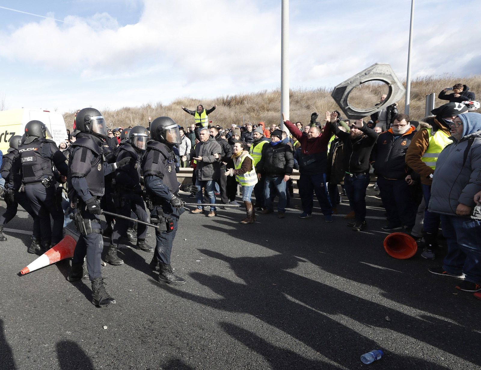 Tensión entre los taxistas de Madrid y los antidisturbios