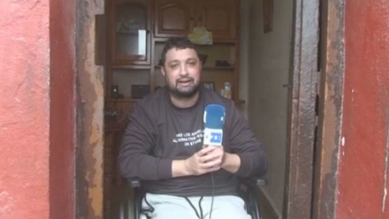 Manuel vive "atrapado" en su vivienda