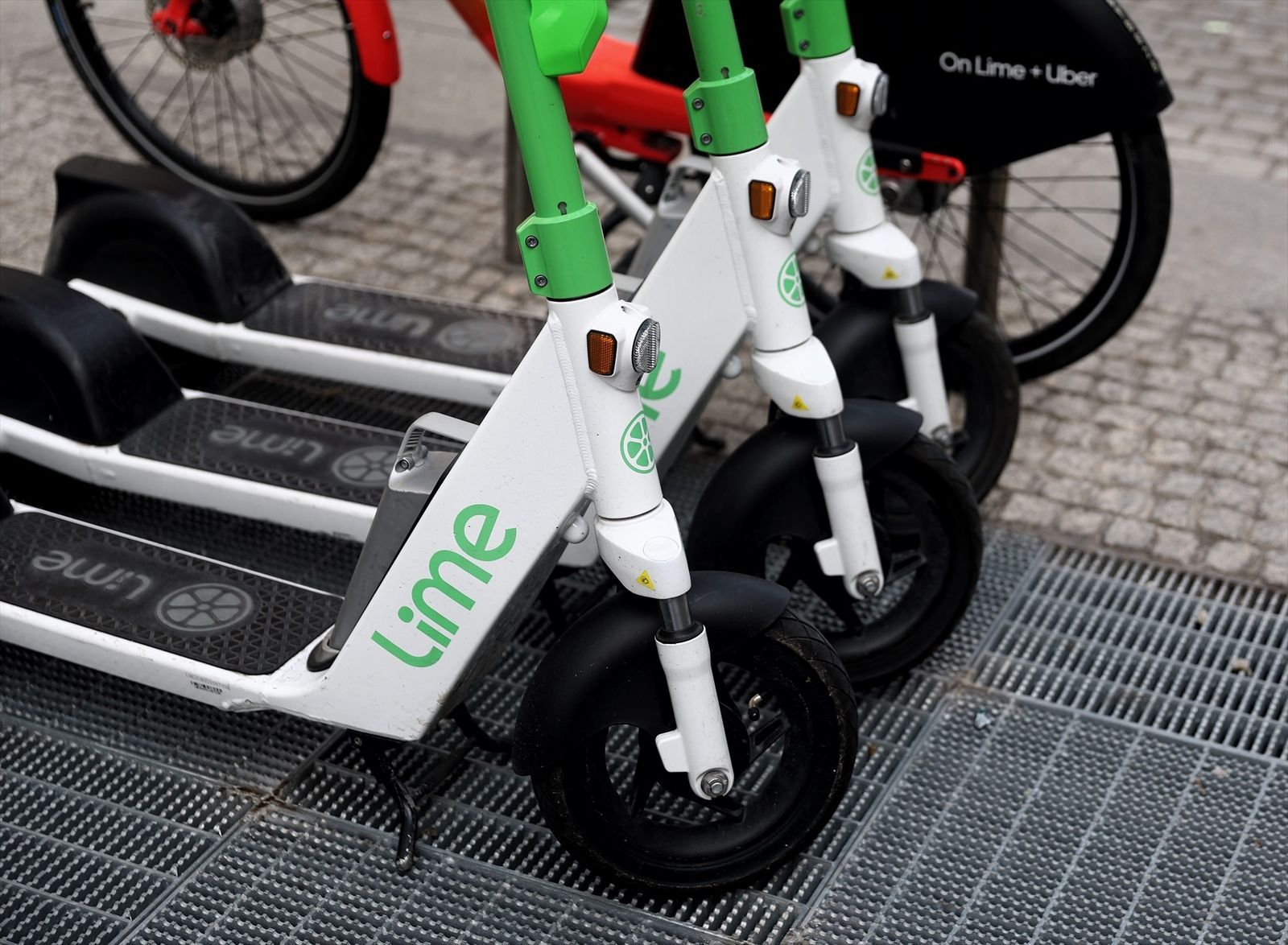 El Ayuntamiento pone 11.000 multas al mes a patinetes y bicicletas mal aparcadas en Madrid