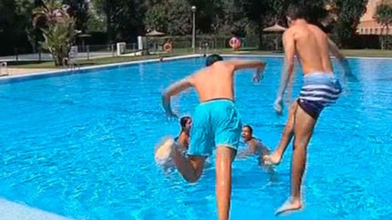 Cada verano, cien bañistas sufren lesiones medulares por una mala zambullida