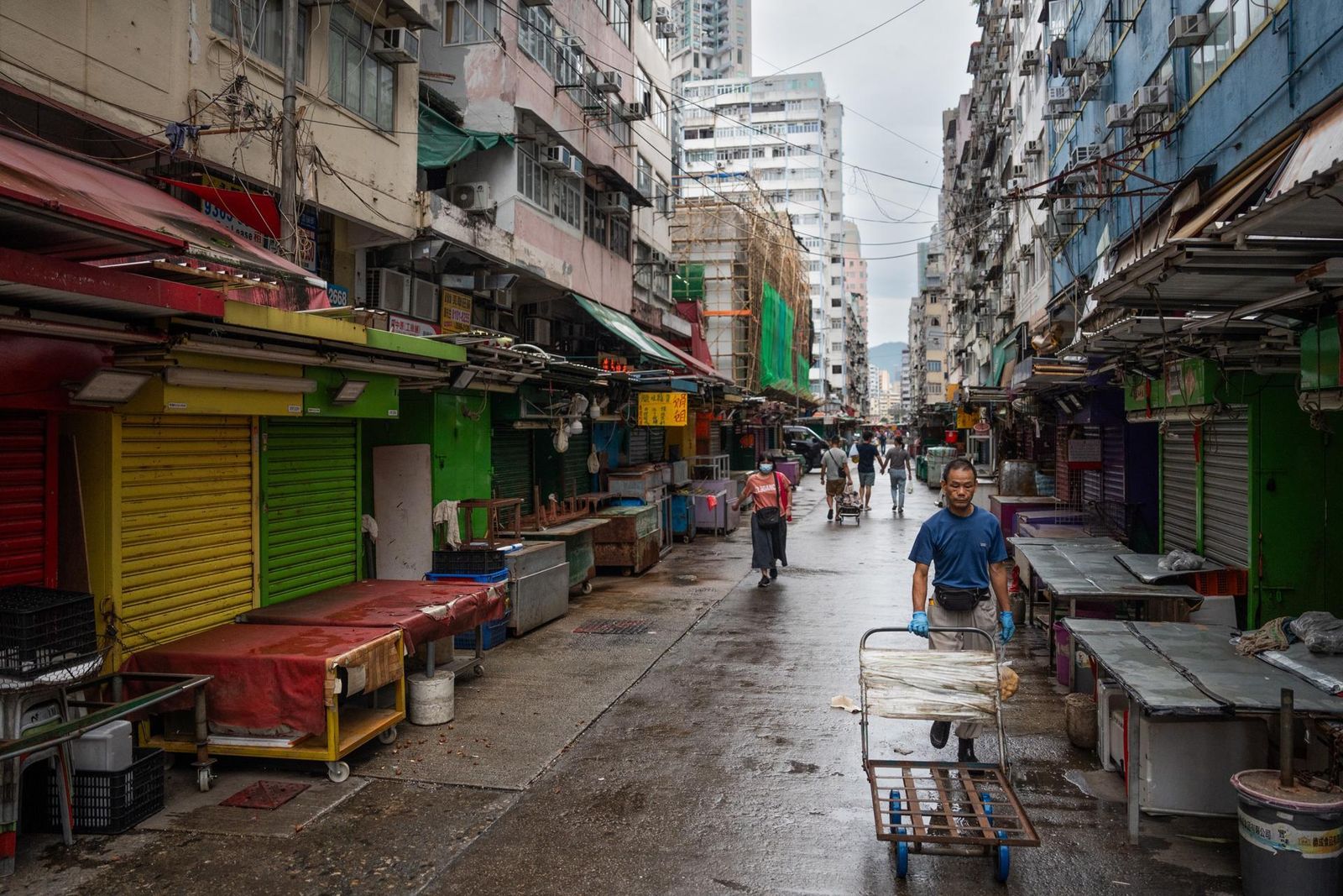 Hong Kong se paraliza ante la llegada del supertifón Saola