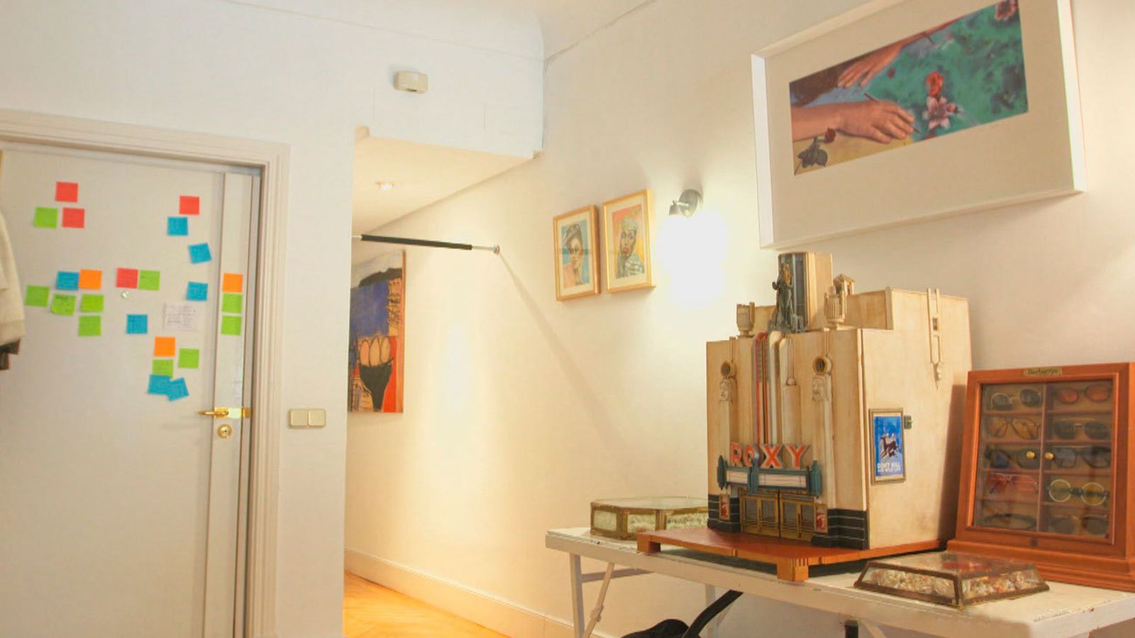 Esta es la curiosa entrada a la casa del actor Nacho Guerreros. La puerta es su particular 'agenda' y sobre una mesa, la maqueta de un teatro 'imaginario' junto a otros objetos de coleccionismo.