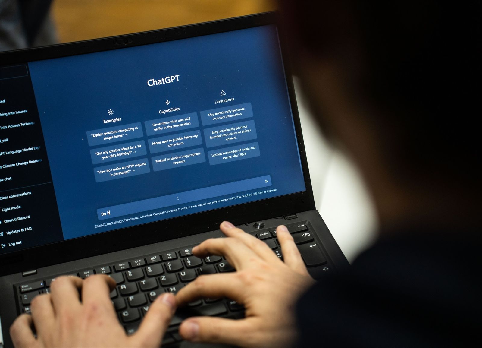 Una persona utiliza la tecnología ChatGPT