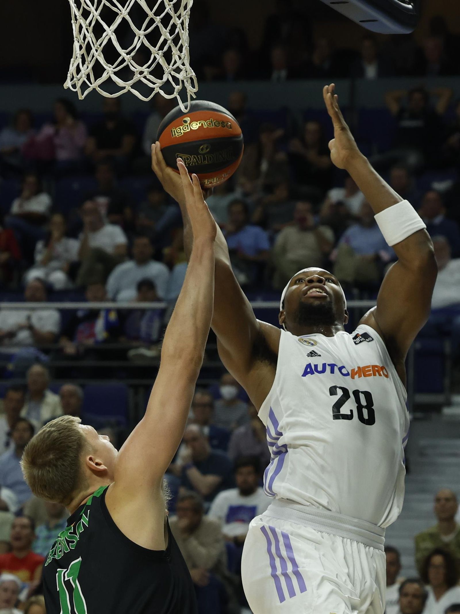 El ala pívot del Real Madrid Yabusele (d) y el pívot del Juventut de Badalona Henry Ellenson durante el partido