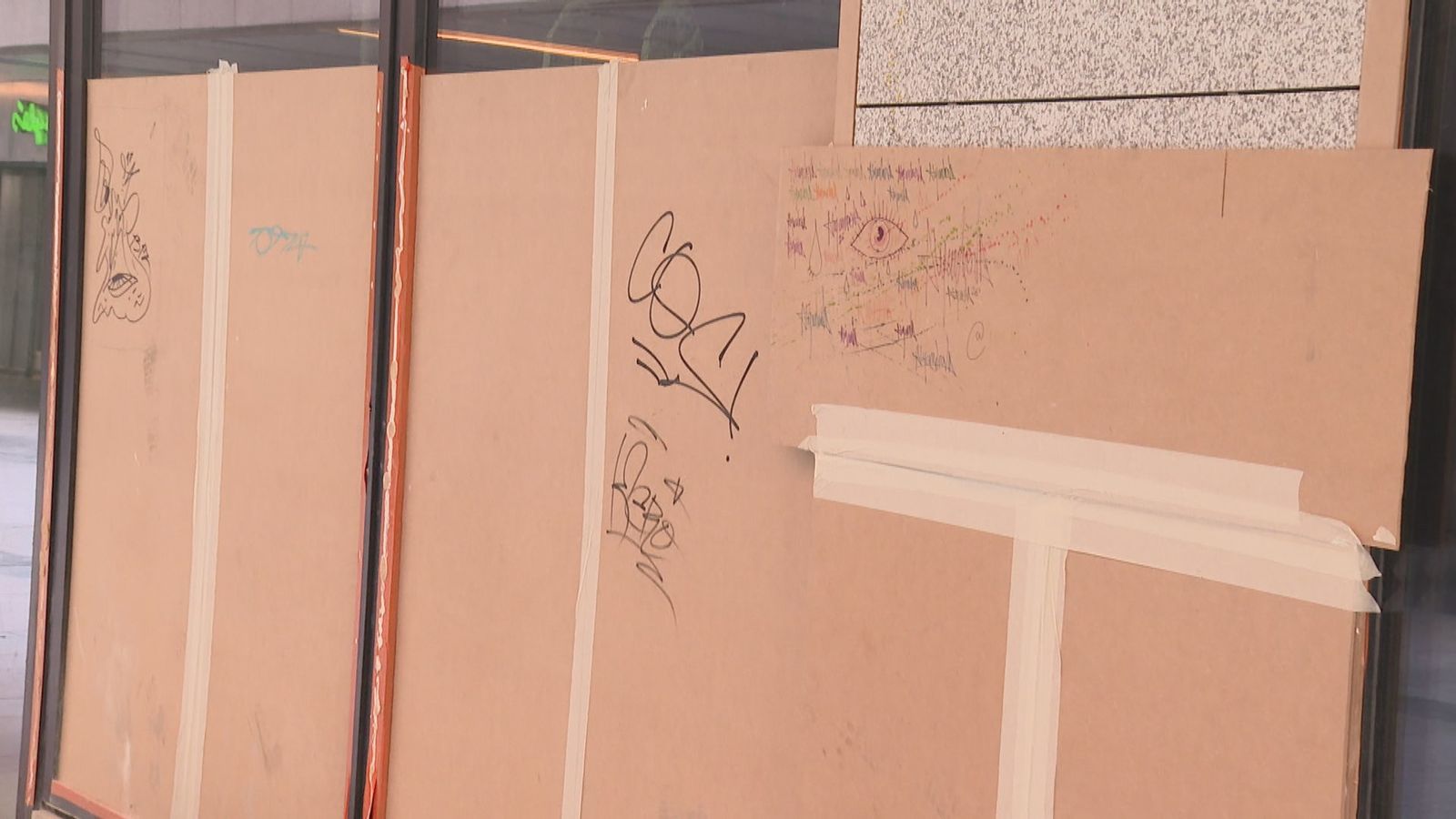 Un cartón protege a un comercio en Madrid