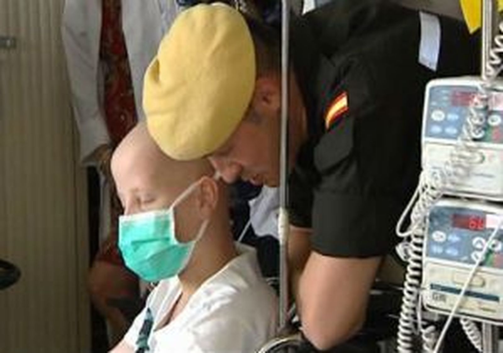 La Unidad Militar de Emergencias visita a los niños del hospital de la Paz