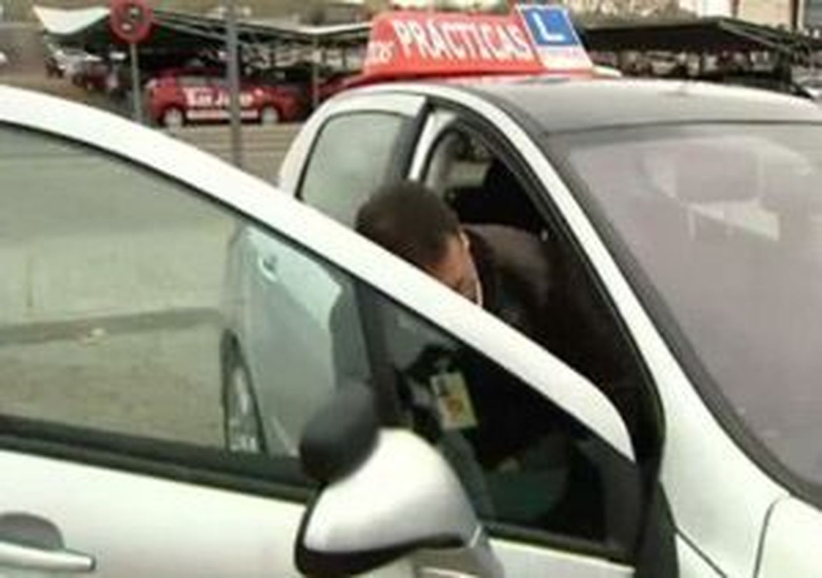 Más de 2.000 futuros conductores se enfrentan este lunes al nuevo examen práctico