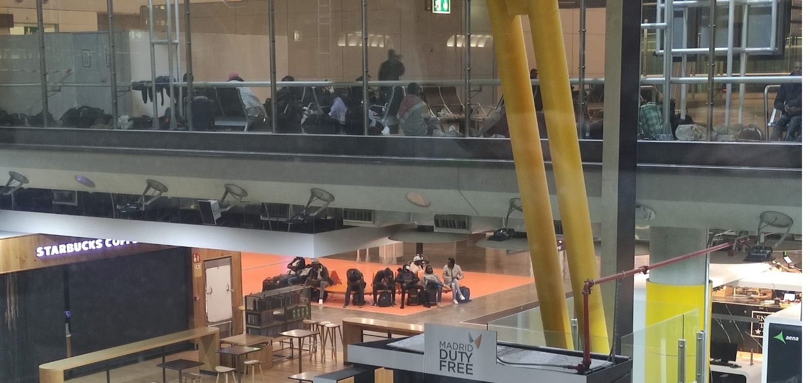 Migrantes solicitantes de asilo tras hacer escala en el aeropuerto de Barajas. Imagen de archivo