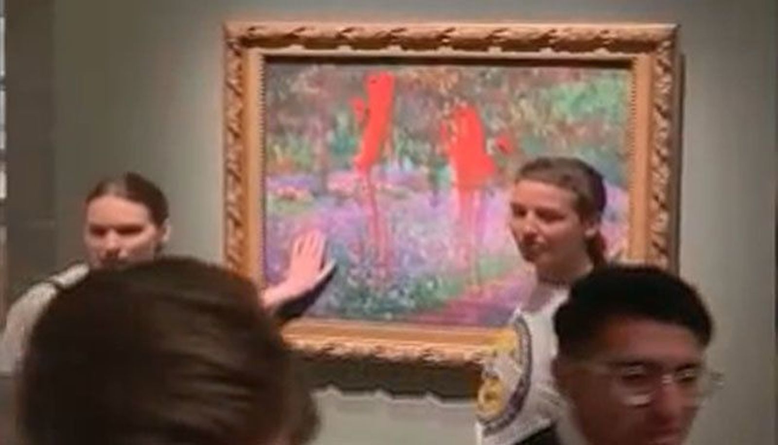 Dos activistas climáticas manchan con pintura el cristal protector de un Monet en Estocolmo