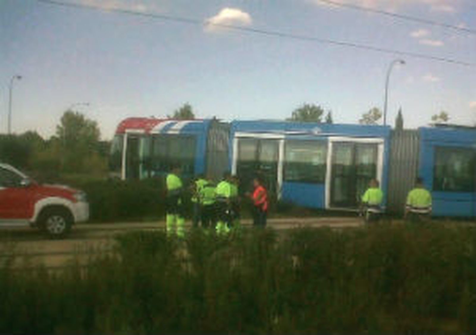 Un coche choca con el Metro ligero