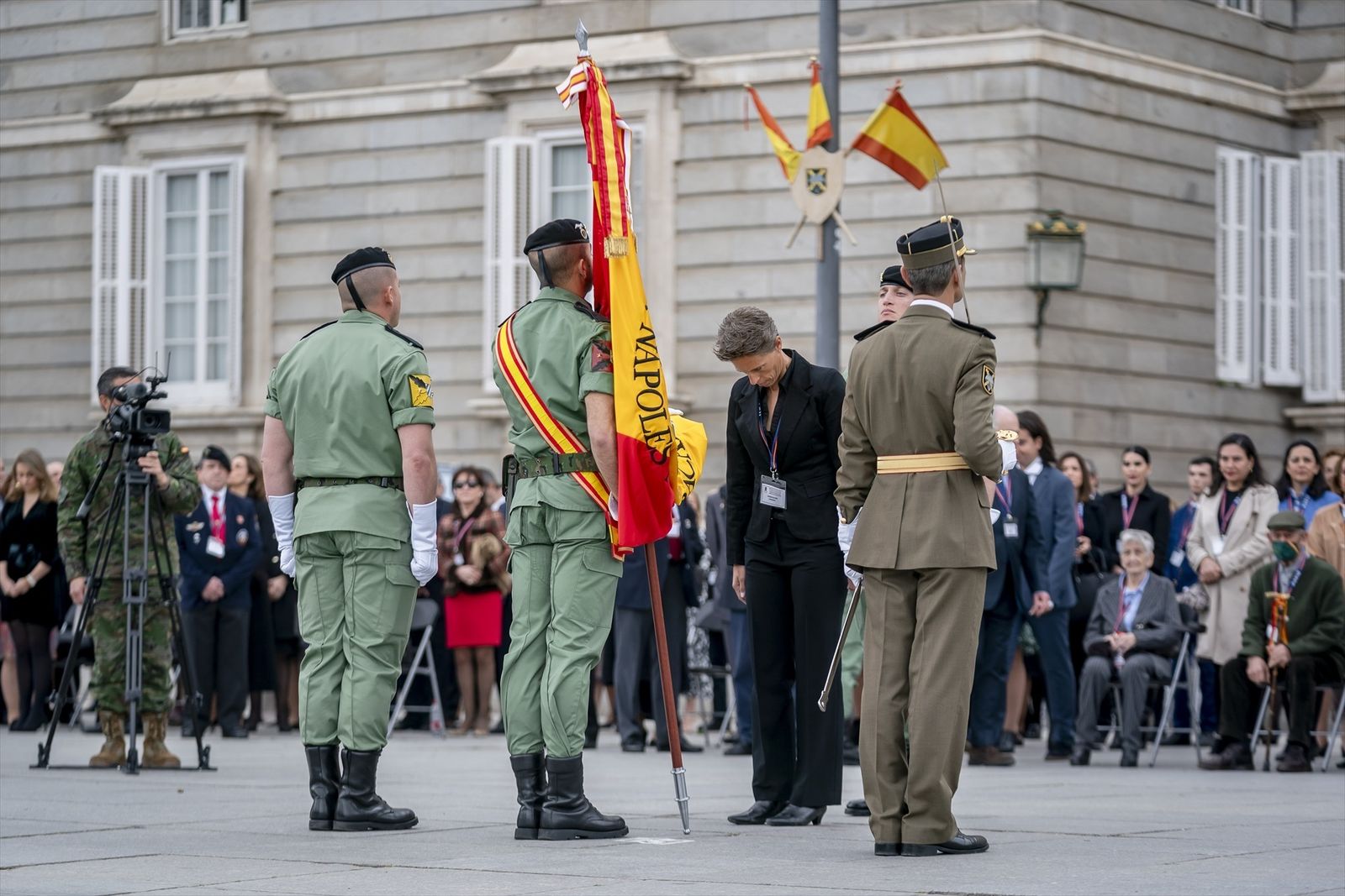 Una mujer durante la Jura de Bandera del personal civil, en la plaza de Oriente, a 18 de marzo de 2023
