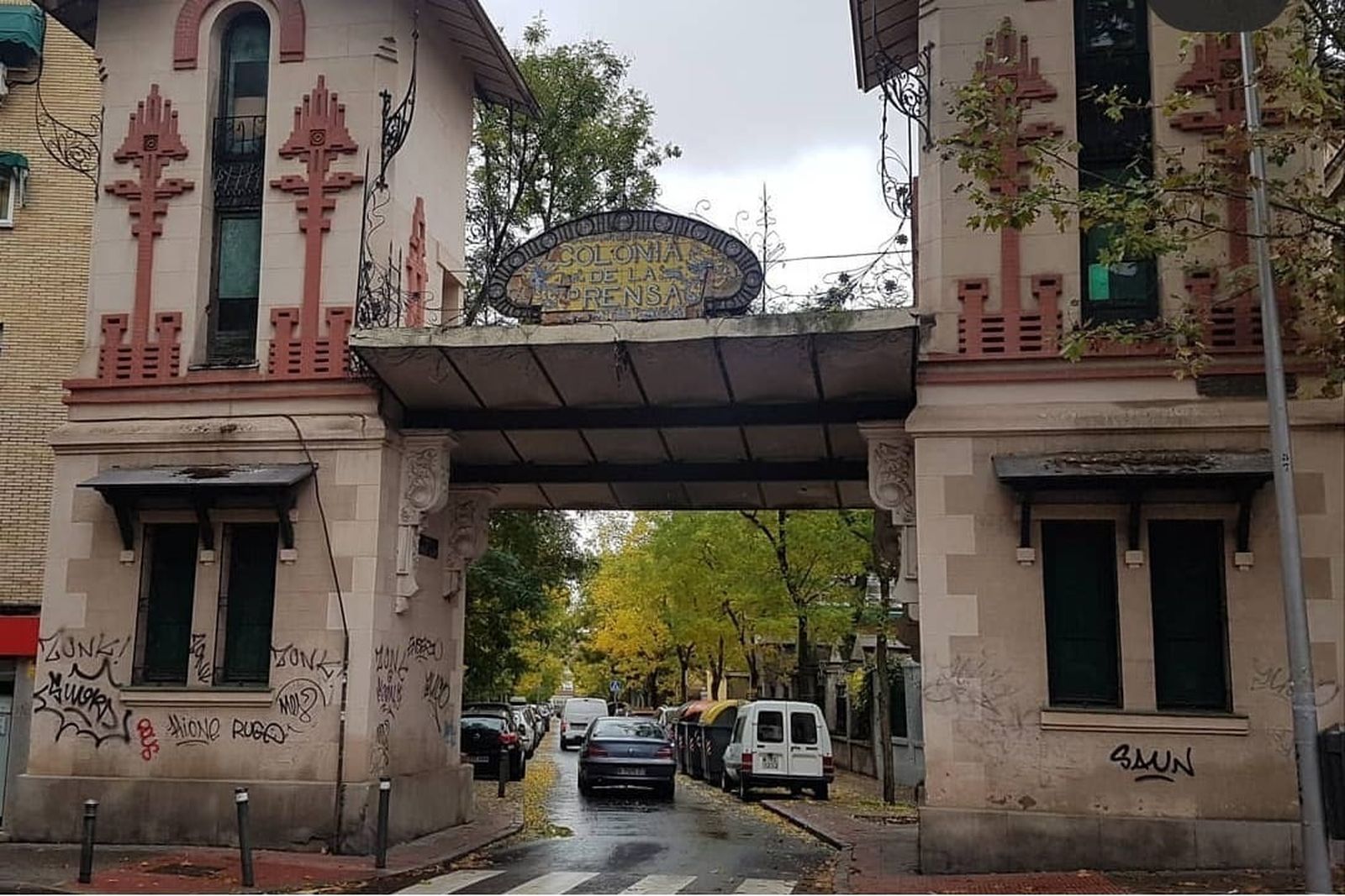 Arco de la Colonia de la Prensa, en Carabanchel
