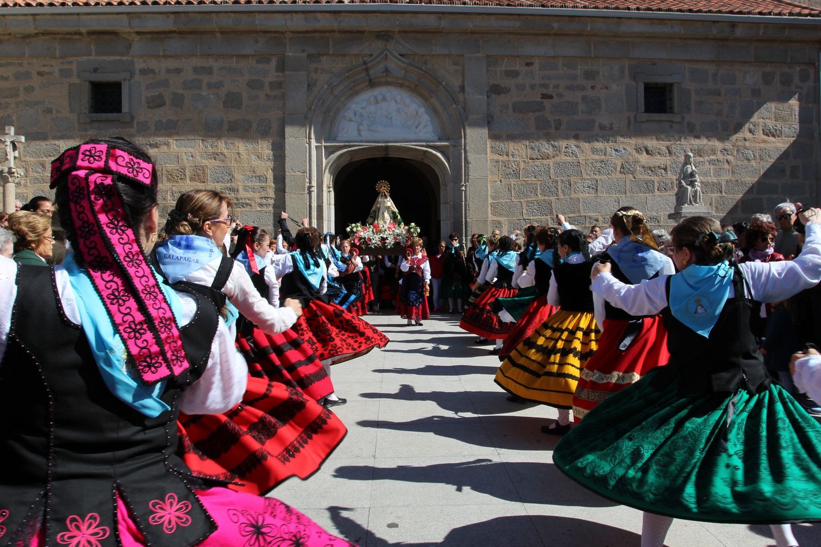 Salida de la Virgen, con baile de jotas e inicio de la Romería de Galapagar