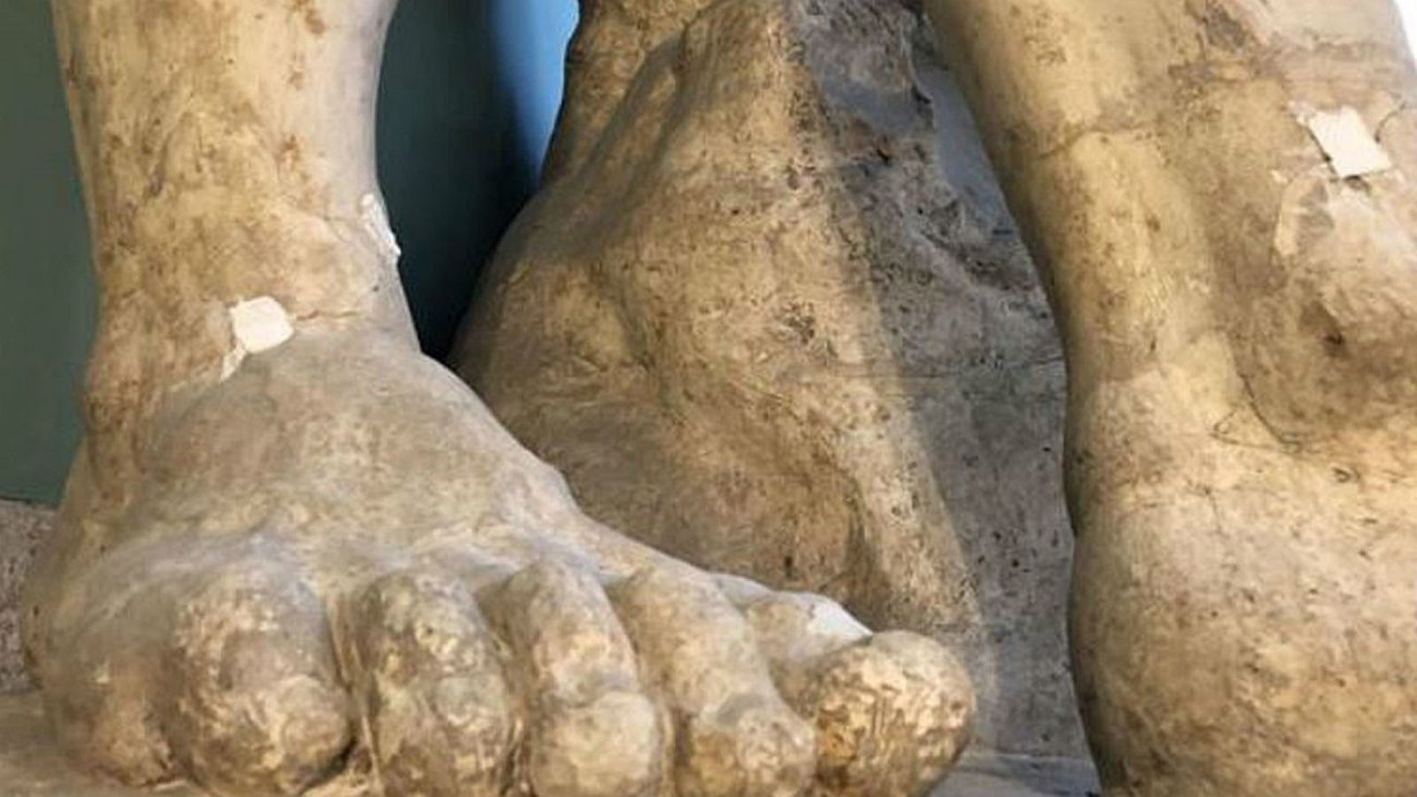 Notifican daños en una escultura por las obras aledañas