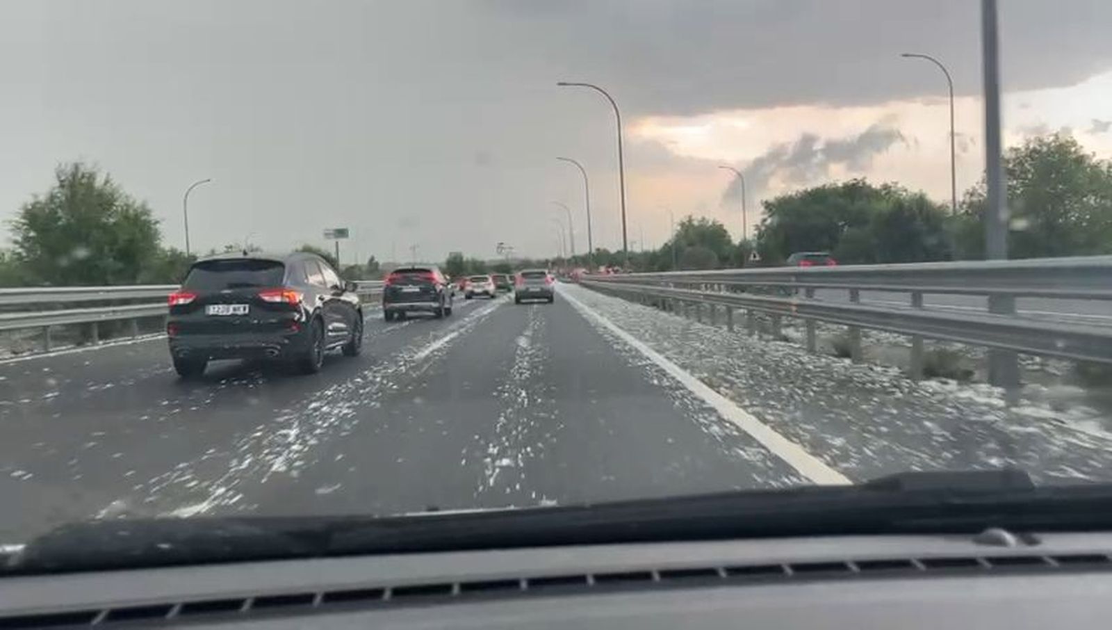 Tormenta en Madrid: granizos "como pelotas de ping pong" sorprenden a los madrileños