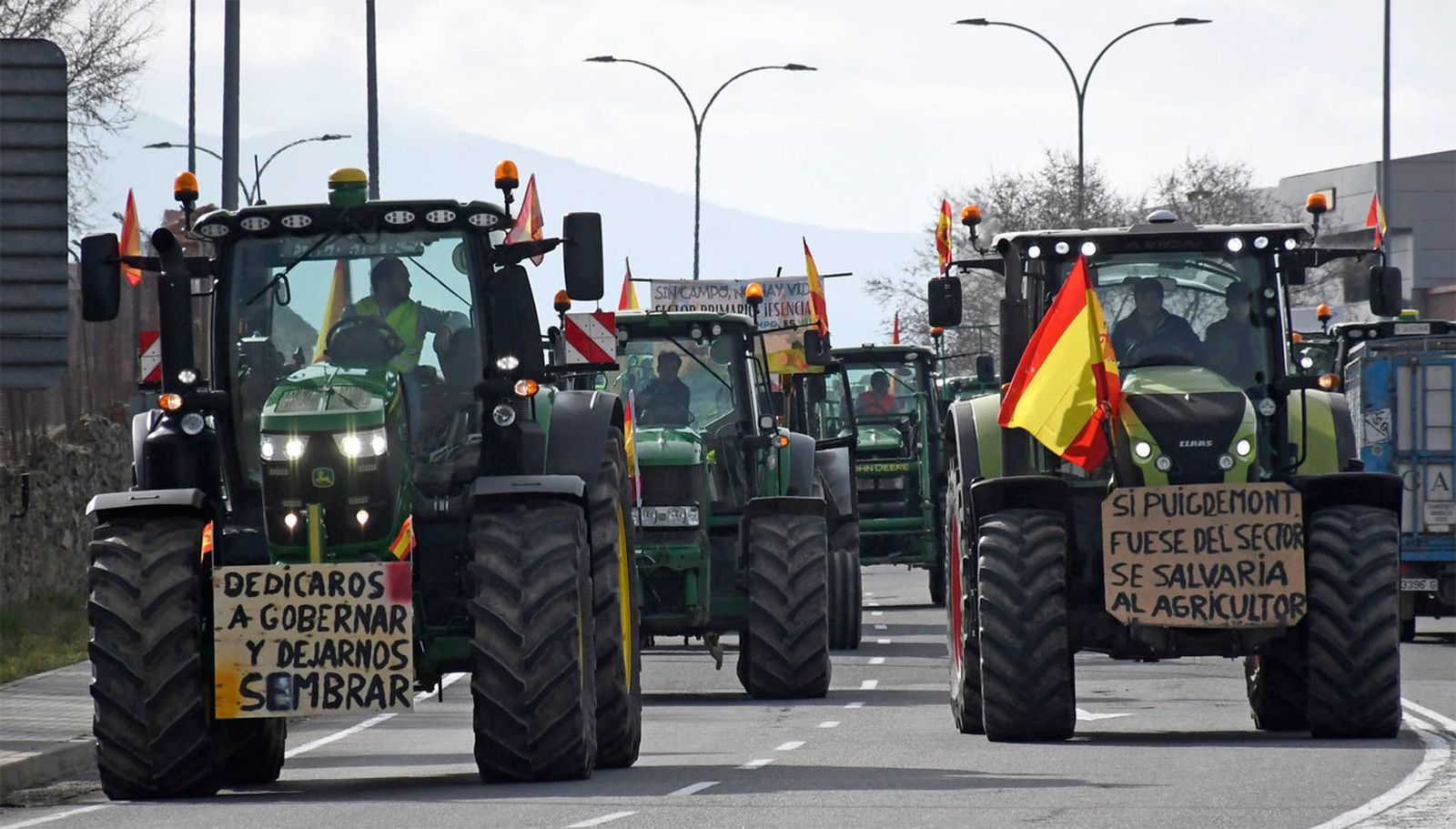 Los agricultores protestan con sus tractores en las carreteras