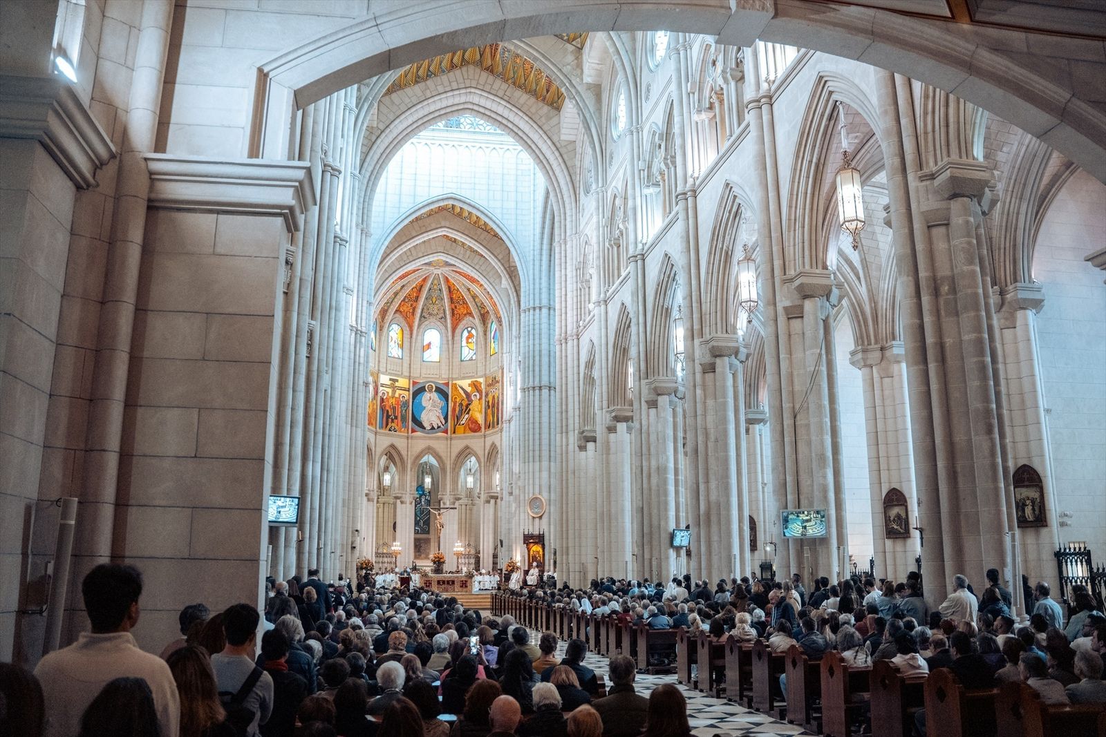 Fieles asisten a una misa en la Catedral de la Almudena en honor al Papa Francisco el pasado 21 de abril