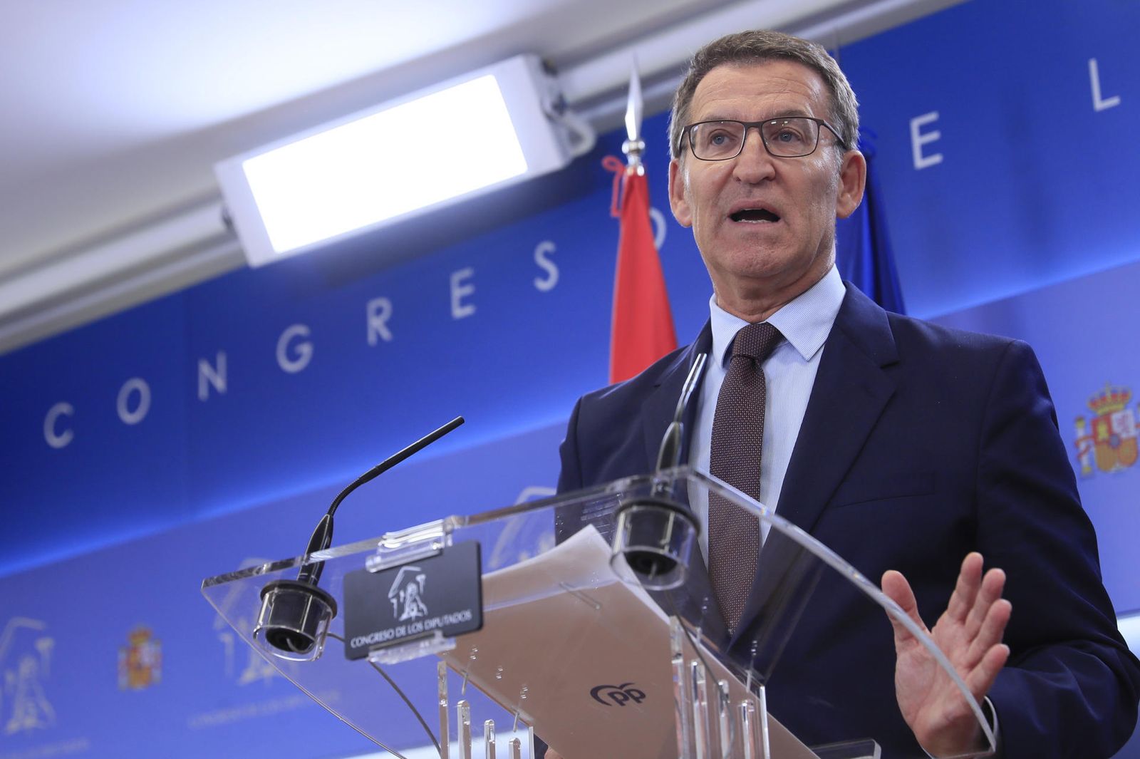 El líder del PP, Alberto Núñez Feijóo, durante la rueda de prensa ofrecida tras la reunión mantenida con el rey Felipe VI