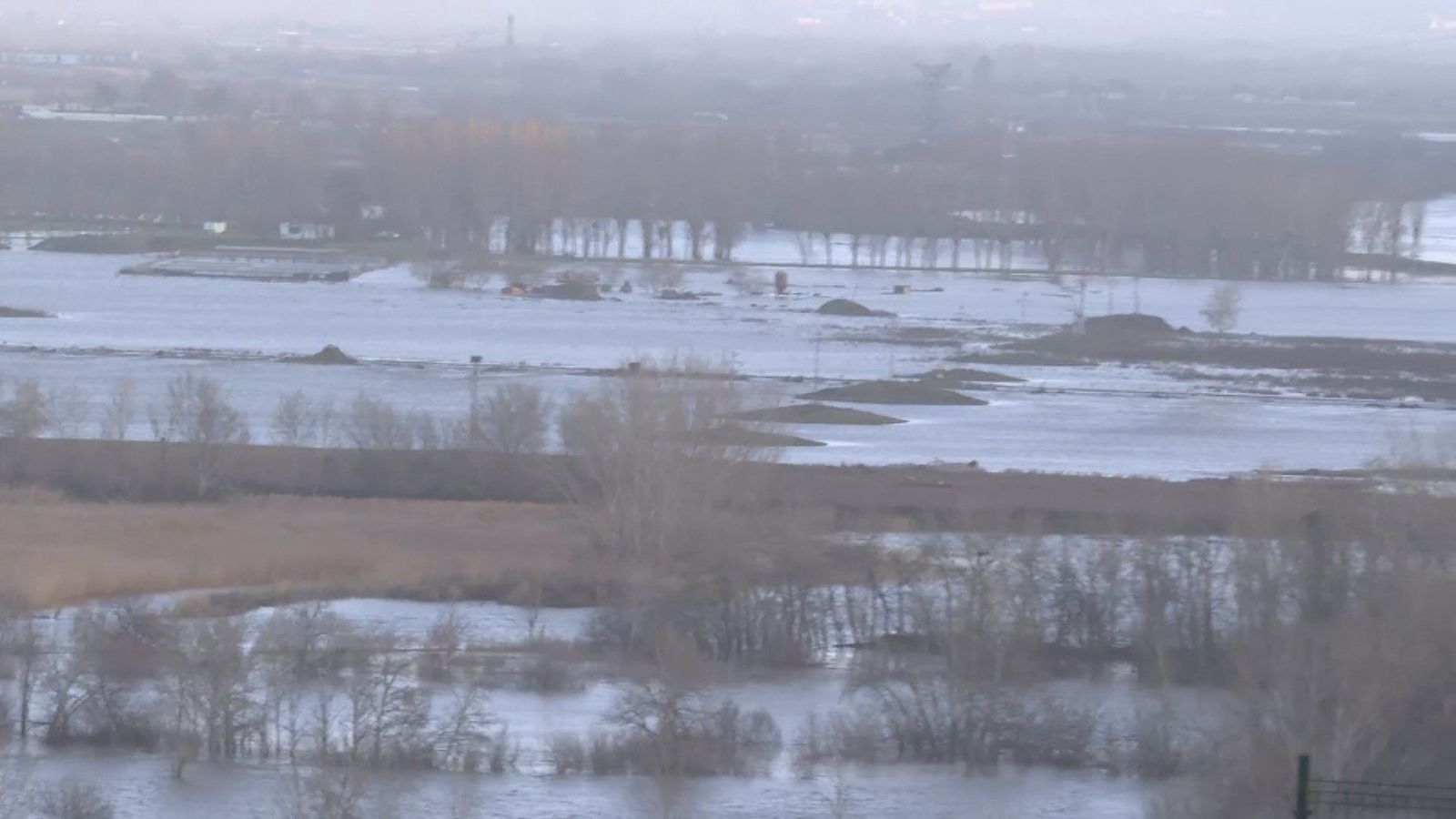 El río Jarama se desborda y crea una marisma entre Titulcia y Ciempozuelos