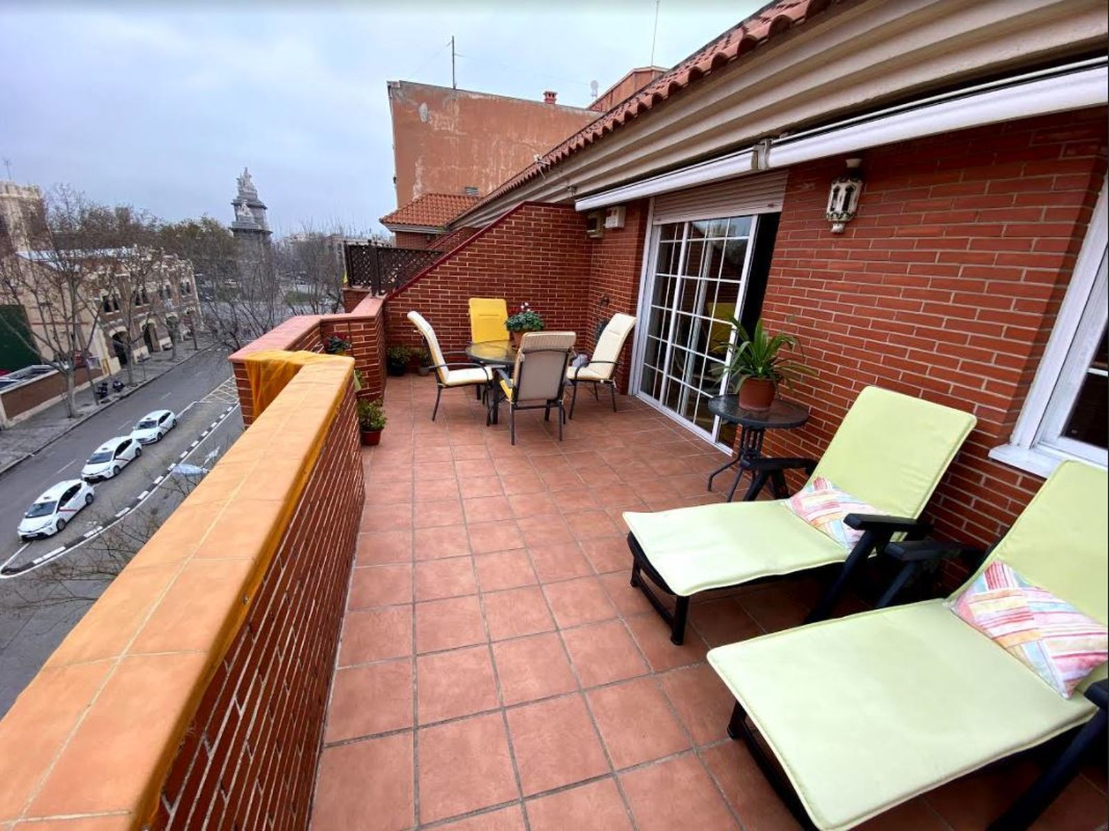 Su vivienda además cuenta con una terraza con vistas... ¡A la Puerta de Toledo!
