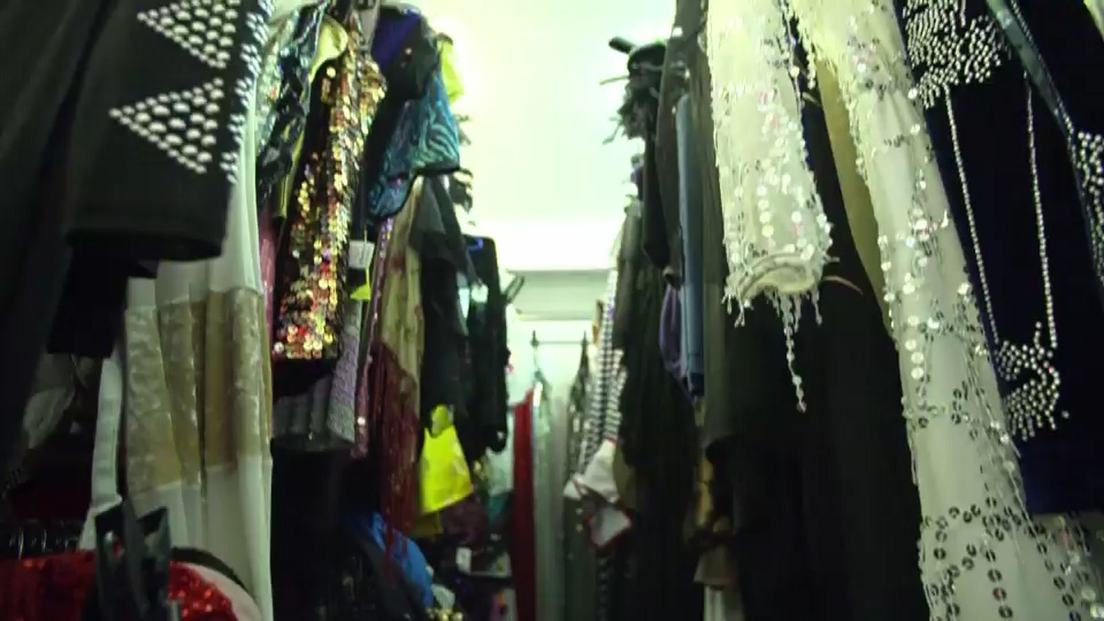 Y un secreto... Lola tiene una habitación entera llena de trajes y vestidos que ha usado en todas sus coreografías de baile. Un lugar ideal para preparar una fiesta de disfraces.