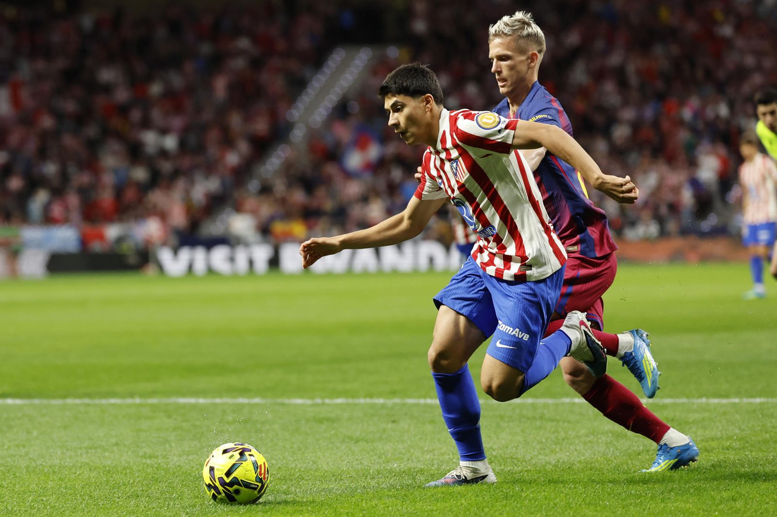 Obed Vargas contra el Barcelona