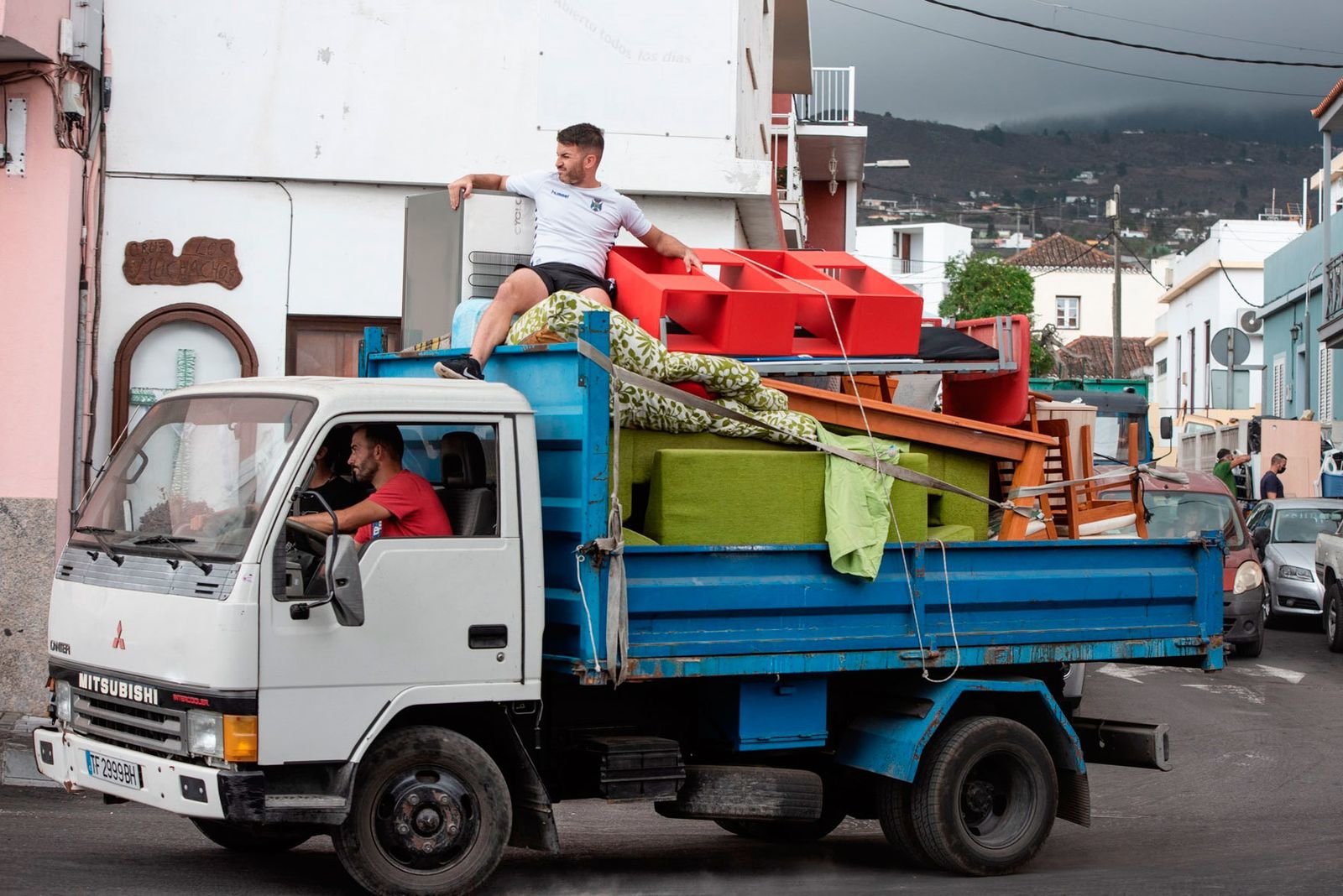 Una familia se lleva en un camión sus enseres en la localidad de La Laguna