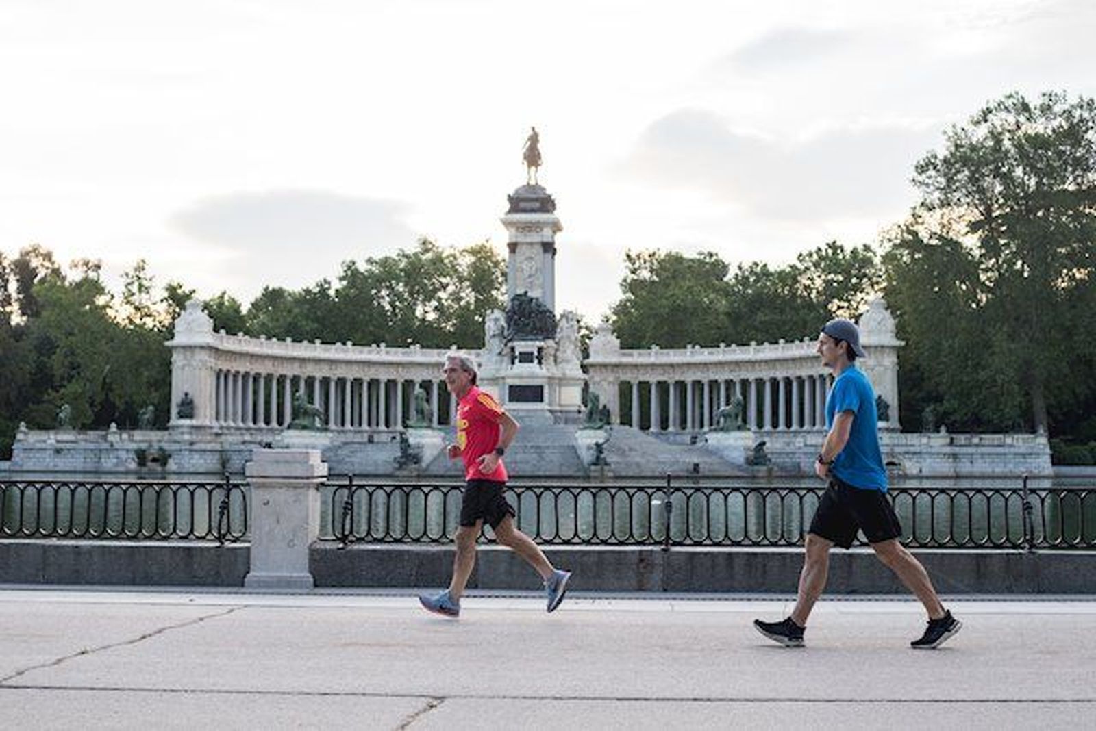 Los madrileños vuelven a los grandes parques de Madrid aunque sin zonas infantiles ni recreativas