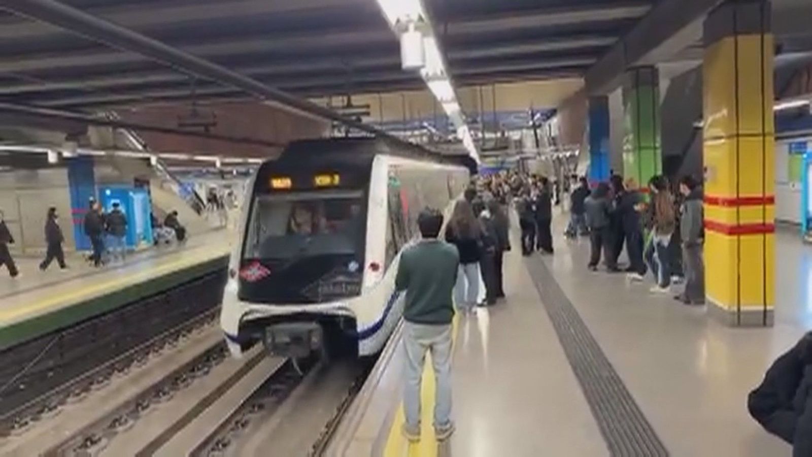 La reapertura de la Línea 6 de Metro es recibida con aplausos por los primeros usuarios