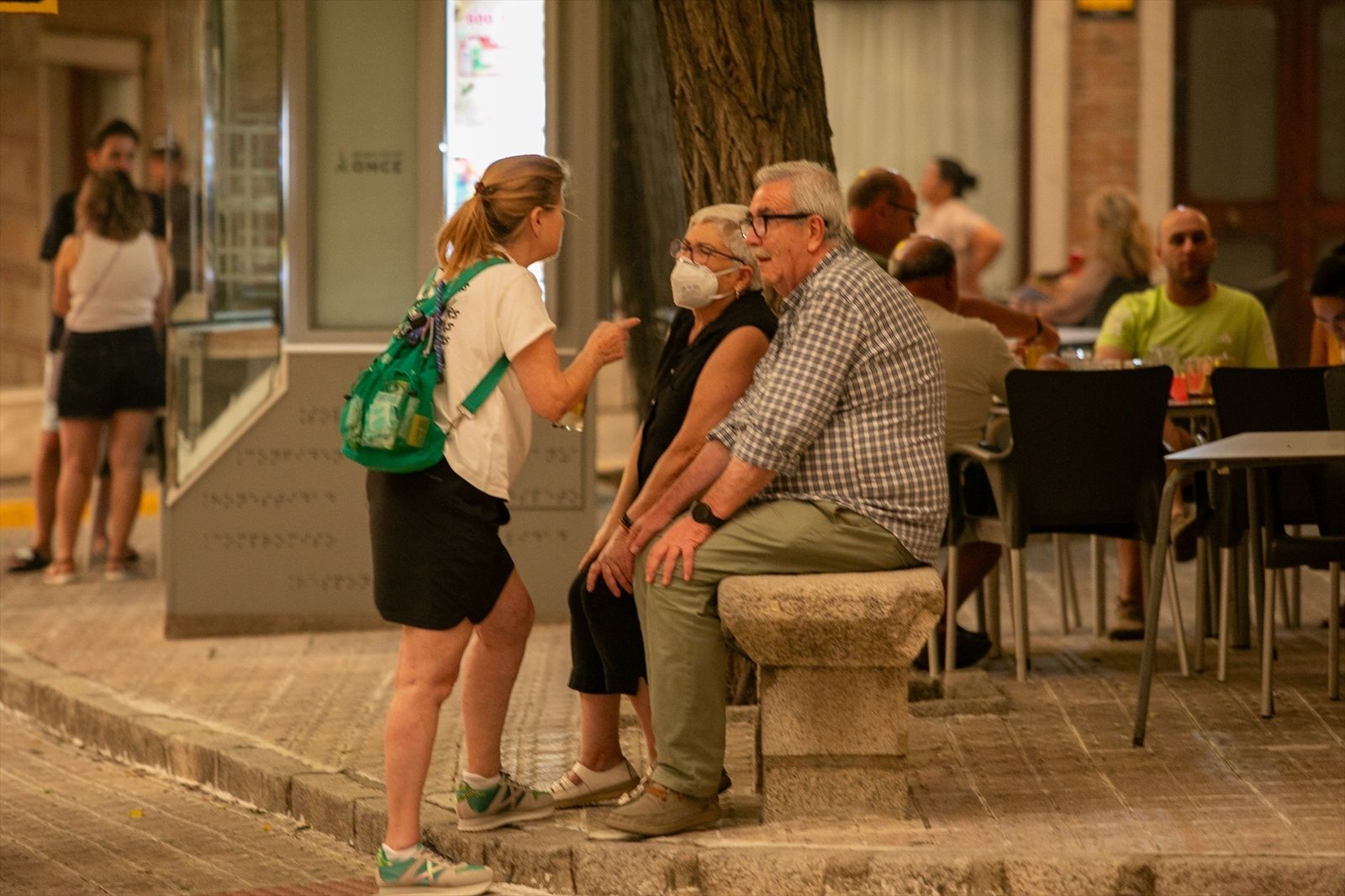 Varias personas hablando en la calle